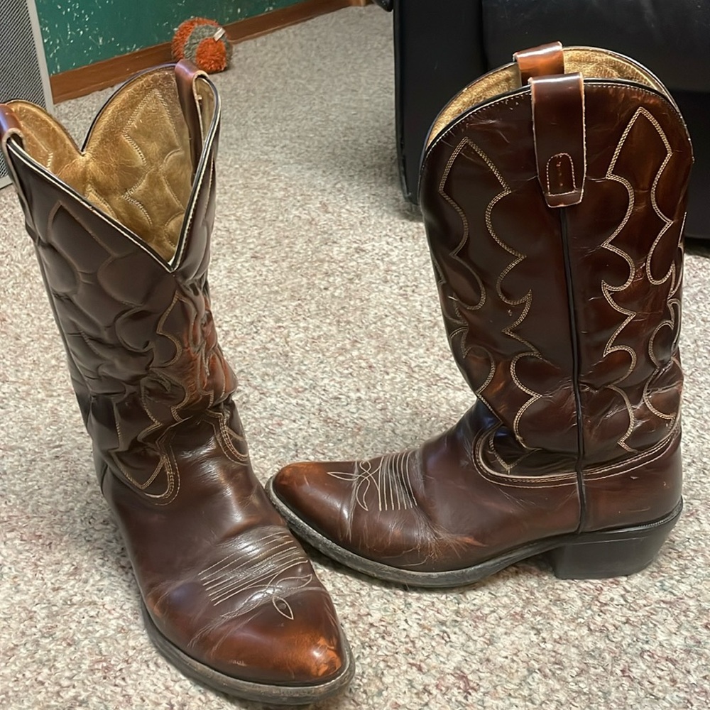 Vintage higher cut cowboy boots with stitch design